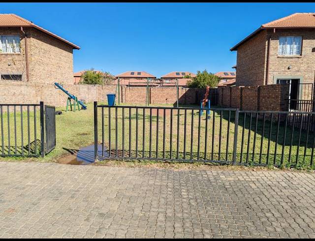 3 BEDROOM TOWNHOUSE FOR SALE IN ANNLIN